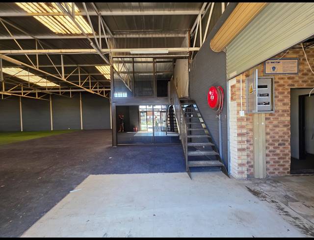1,000M² WAREHOUSE FOR SALE IN HILTON